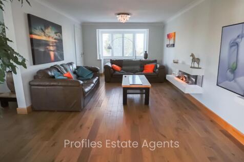 Spacious through lounge.