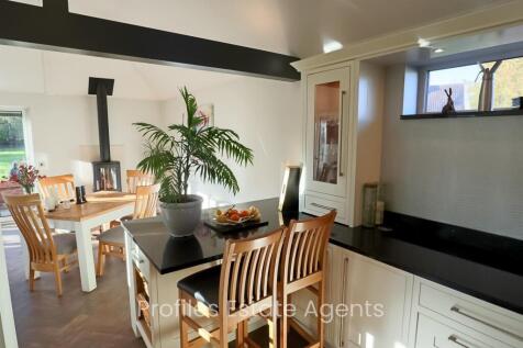 Luxurious &#39;Shaker Style&#39;  breakfast kitchen.