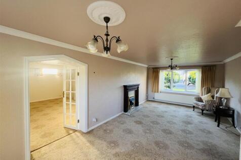 LOUNGE &amp; DINING AREA