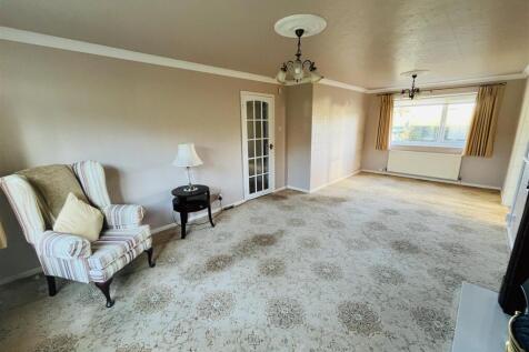 LOUNGE &amp; DINING AREA