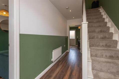 05 - 18 Long Hill Road HD2 1PJ.jpg