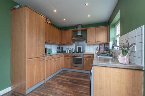 18 - 18 Long Hill Road HD2 1PJ.jpg
