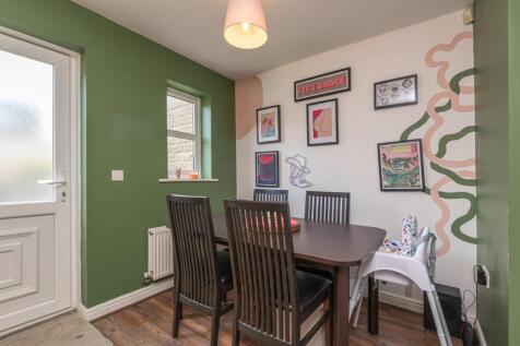21 - 18 Long Hill Road HD2 1PJ.jpg