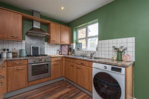 22 - 18 Long Hill Road HD2 1PJ.jpg