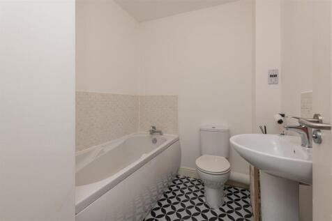 36 - 18 Long Hill Road HD2 1PJ.jpg