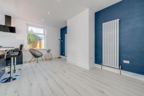 4 Cliffe End Road-23.jpg