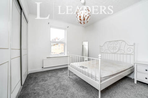 3, 34 De Parys Avenu