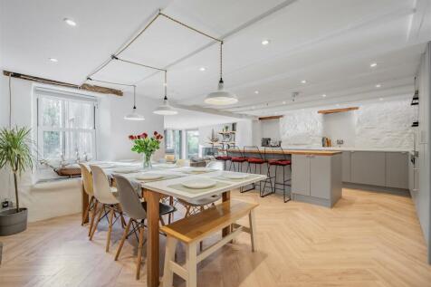 Kitchen dining room