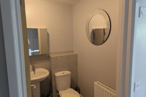 14 Poldark  BATHROOM (2).jpg