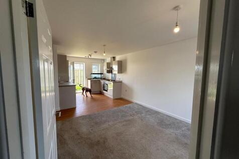 Kitchen to Lounge 1.jpg