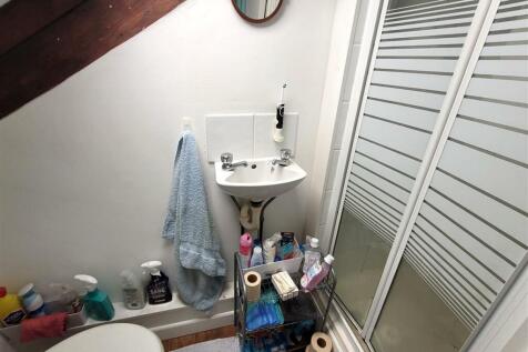 EN-SUITE SHOWER ROOM