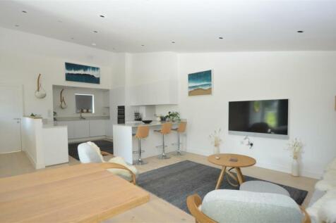 LOUNGE/DINING AREA