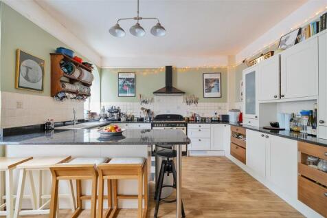 KITCHEN/BREAKFAST