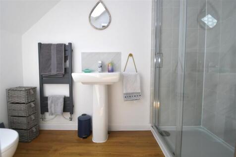EN-SUITE SHOWER ROOM