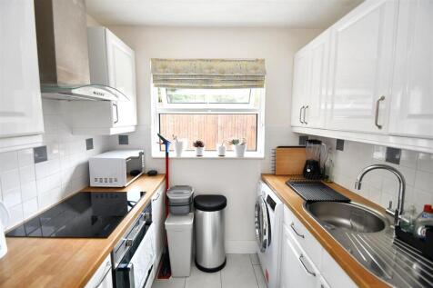 FITTED KITCHEN