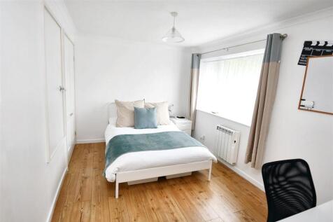 DOUBLE BEDROOM
