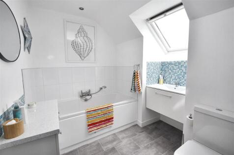 EN-SUITE BATHROOM