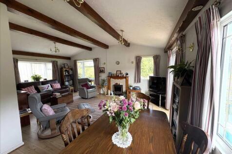 LOUNGE/DINING AREA