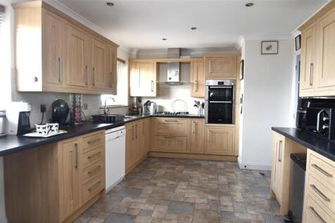 KITCHEN/BREAKFAST