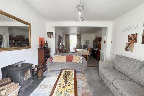 LOUNGE/DINING AREA