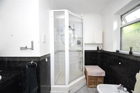 EN-SUITE SHOWER ROOM