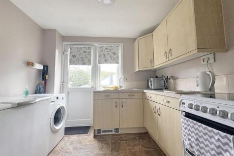 FITTED KITCHEN