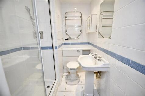 EN-SUITE SHOWER ROOM