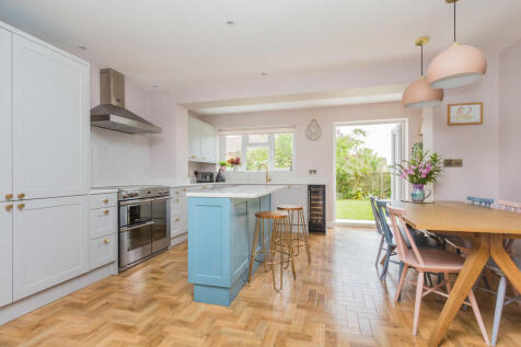 Kitchen/Breakfast...