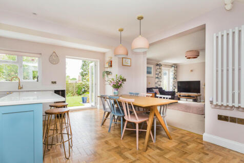 Kitchen/Breakfast...