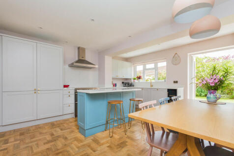 Kitchen/Breakfast...