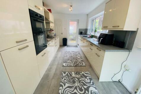 Kitchen/ Dining Room