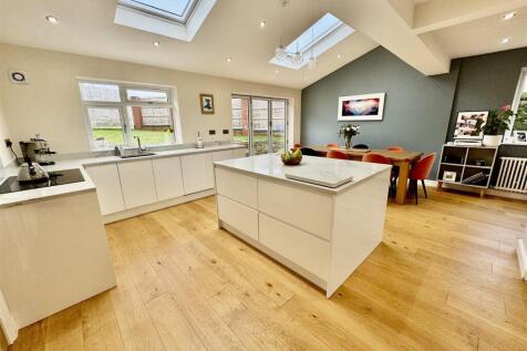 Kitchen/ Dining Room