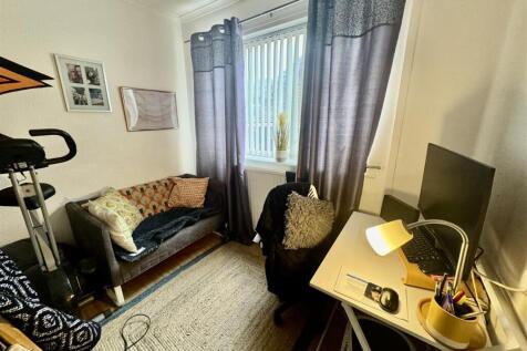 Ground floor bedroom/study