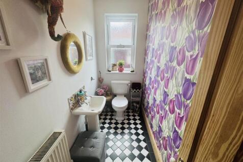 CLOAKROOM W.C.