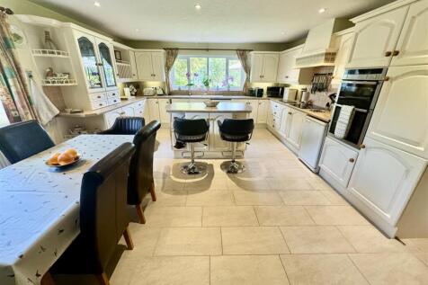 KITCHEN/BREAKFAST ROOM