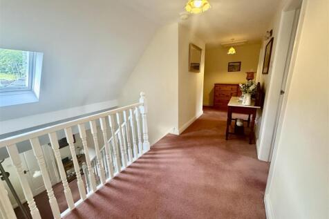 FIRST FLOOR LANDING