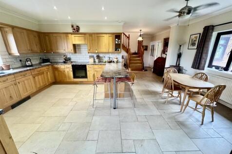 KITCHEN 2.jpg