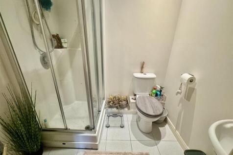 EN-SUITE SHOWER ROOM