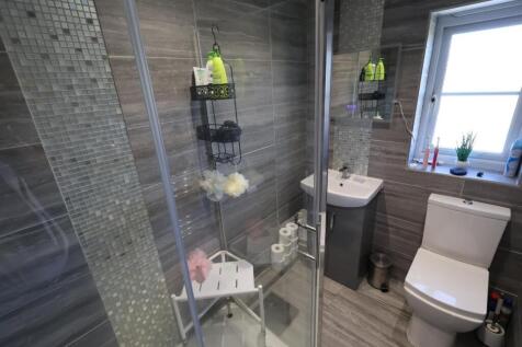 EN-SUITE SHOWER ROOM