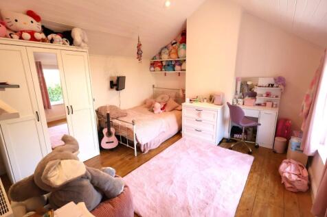 white bedroom.JPG