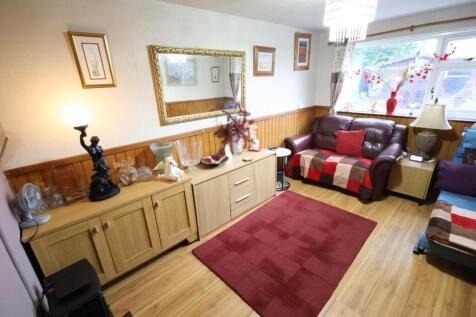 LIVING ROOM/BEDROOM