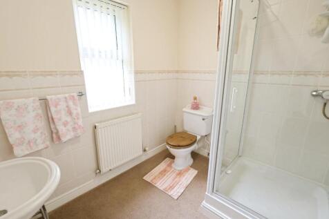 EN-SUITE SHOWER ROOM