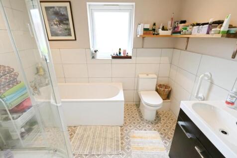 EN-SUITE BATHROOM