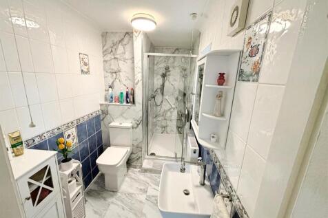 ENSUITE SHOWER ROOM