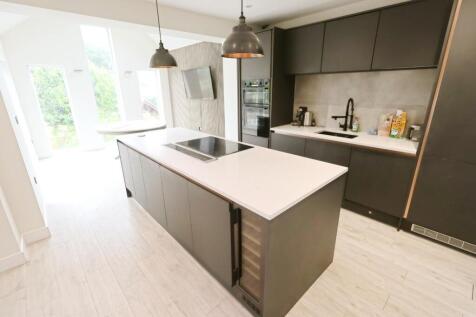 OPEN PLAN BREAKFAST ROOM / KITCHEN