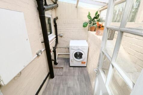OUTSIDE UTILITY ROOM