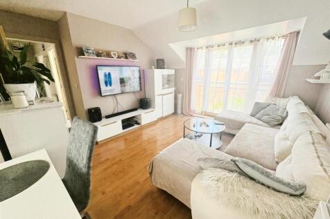 OPEN-PLAN KITCHEN/DINING/LIVING ROOM