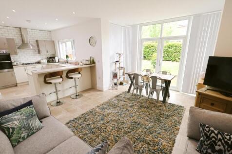 OPEN PLAN KITCHEN/DINING/SITTING ROOM