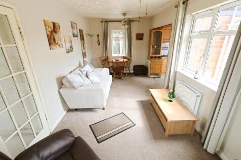 SITTING/DINING ROOM