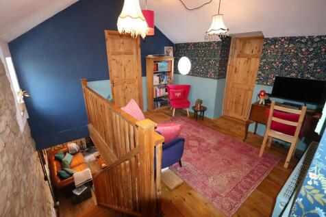 FIRST FLOOR LANDING